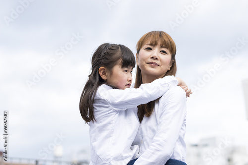 子供を抱く母親 Stock Photo Adobe Stock