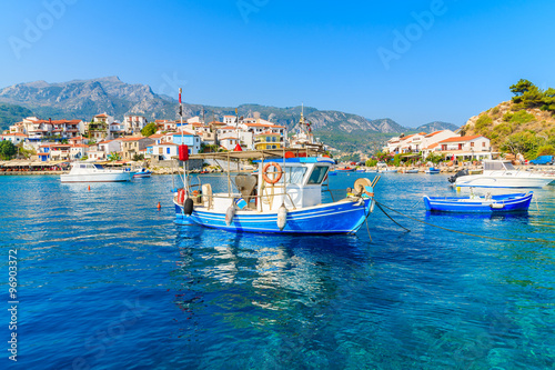 typowa-blekitna-i-biala-kolor-lodz-rybacka-w-kokkari-porcie-samos-wyspa-grecja