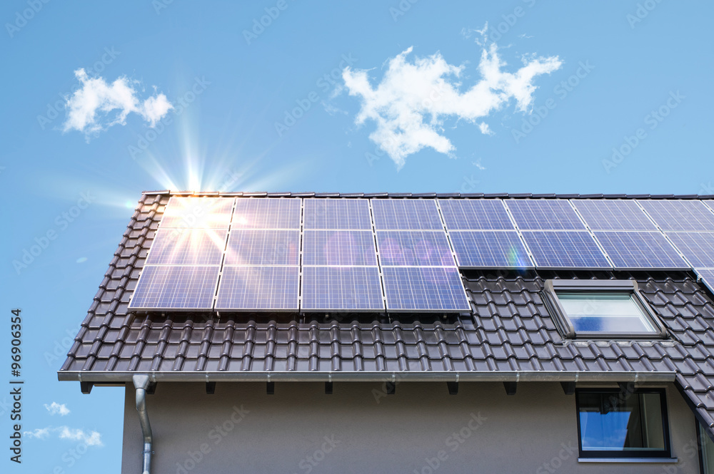 Photovoltaik paneele auf dem dach - obrazy, fototapety, plakaty 