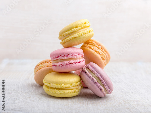 Fotografía Macarrones de colores en fondo en colores pastel de la vendimia