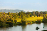 Fototapeta Na ścianę - Landschaft mit Fluss, Grün und Gebirge