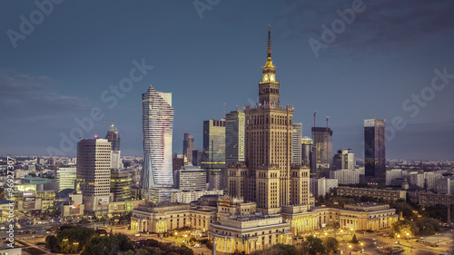 Fototapeta na szkło Widok z lotu ptaka Warszawski śródmieście przy srunrise, Polska