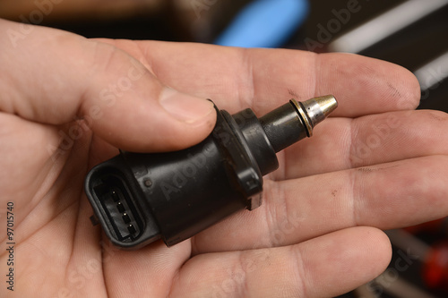 Fotografie, Obraz car mechanic shows disassembled stepper motor