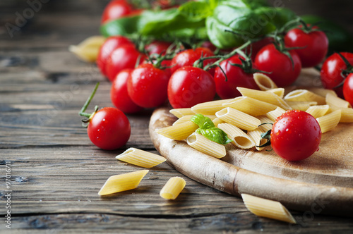 Láminas Pastas intergal crudo con tomate fresco y albahaca