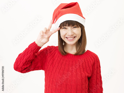 サンタ帽子をかぶる女性 ピースサイン Adobe Stock でこのストック画像を購入して 類似の画像をさらに検索 Adobe Stock サンタ帽子をかぶる女性 ピースサイン Adobe Stock でこのストック画像を購入して 類似の画像をさらに検索 Adobe Stock