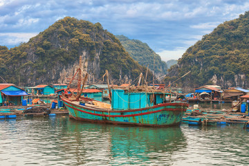 Canvas Print - Asian floating village at Halong Bay