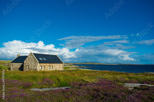 Einsames Haus Bei Connemara In Irland Kaufen Sie Dieses Foto Und