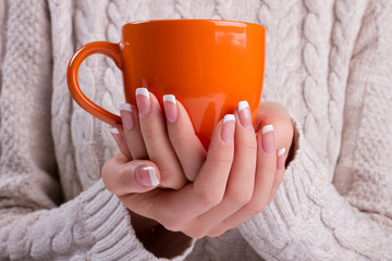 Fotomurales - Woman holds a winter cup close up.