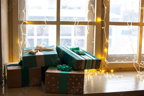 цветок в горшке на окне. в какой стране подарки находят на подоконнике. цветы на подоконник солнечная сторона. подарки в германии. декор подоконника.