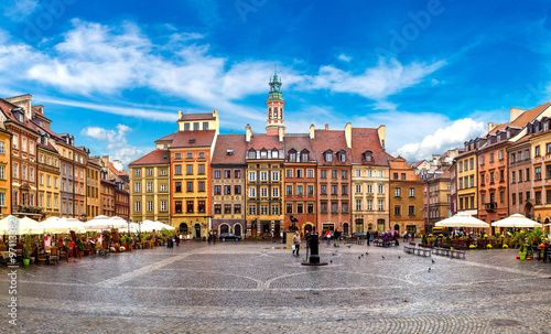 Old town square in Warsaw © Sergii Figurnyi