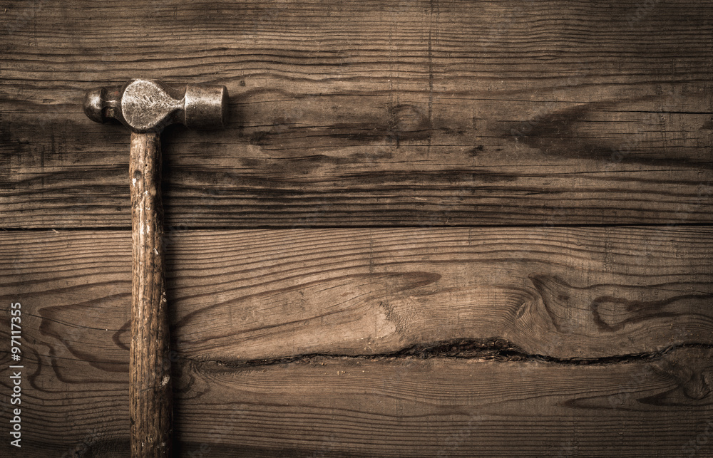 Old retro hammer on wooden workbench - obrazy, fototapety, plakaty 