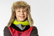 © levelupart - Junge mit Wintermütze und Schal lächelt fröhlich, Portrait