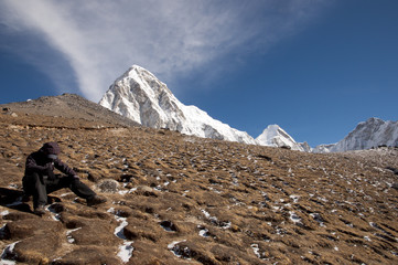 Wall Mural - Sherpa Resting at Pumori Peak - Nepal