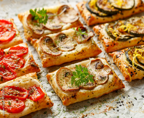 Cuadros en Lienzo Puff pastry small tarts with vegetables