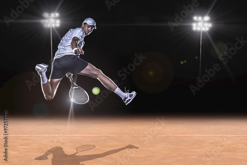 Le joueur de tennis pour atteindre le ballon dur Poster
