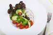 Ensalada mediterránea con hortalizas ecológicas y vegetales frescos aderezados con aceite de oliva virgen extra