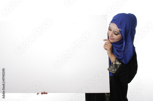 Fotografía Malaysian asian malay woman holding an empty white board for content space isola