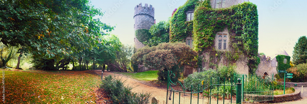 Obraz na płótnie  panorama of castle near Dublin w salonie