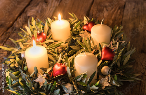Adventskranz mit zwei brennenden Kerzen Stock Photo - Alamy