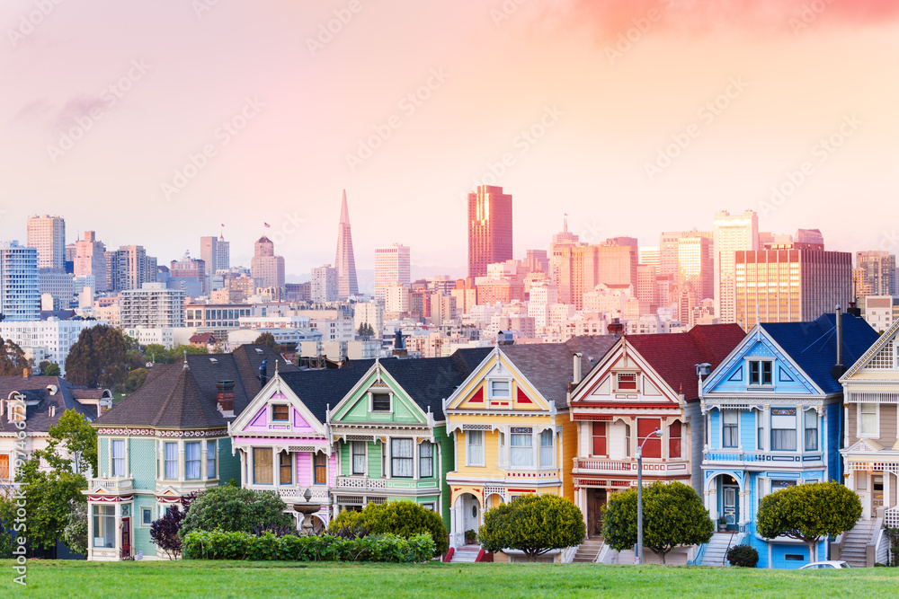 Evening skyline of San Francisco, painted ladies  - obrazy, fototapety, plakaty 