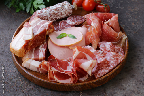 Fotografie, Obraz Rozmanité deli masa - šunka, salám, salám, parmská, parmská šunka, slanina