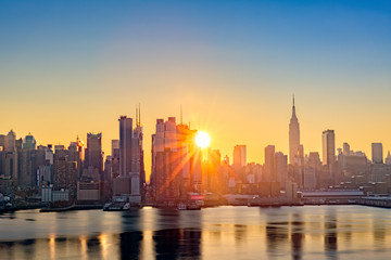Fototapete - Midtown Manhattan skyline at sunrise, as viewed from Weehawken, along the 42nd street canyon