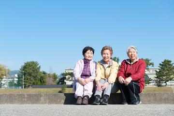 Wall Mural - 屋外で座っているシニア女性3人組