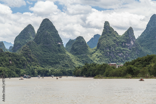 Fotografie, Obraz Karst mountains and limestone peaks of Li river in China