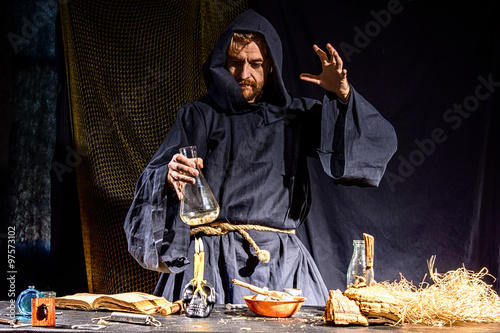 Fotografía Portrait of a crazy medieval scientist working in his laboratory