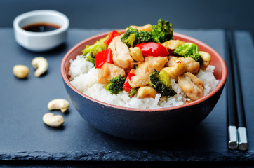 Wall Mural - red pepper broccoli cashew chicken stir fry with rice