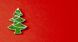 Świąteczna dekoracja - pierniczek na czerwonym tle na baner