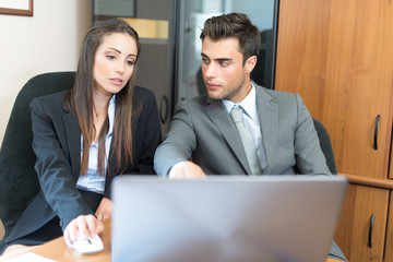 Canvas Print - Smiling couple using a laptop computer