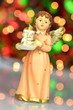 dekoracja bożonarodzeniowa, figurka aniołka na tle bokeh
