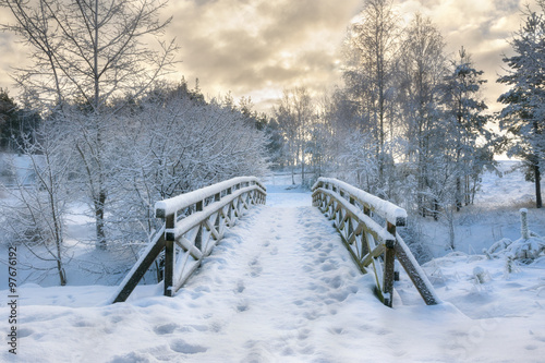 Fotografía Nevado, puente de madera en un día de invierno