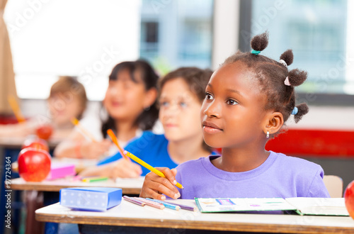 Fotografía Niños felices en un aula de primaria multi étnica