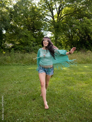 Hippie Girl Running Barefoot Through Grass 이 스톡 사진 구입 및 Adobe Stock에서