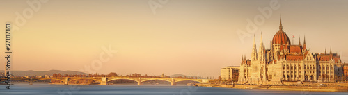 Photo View of hungarian Parliament building, Budapest