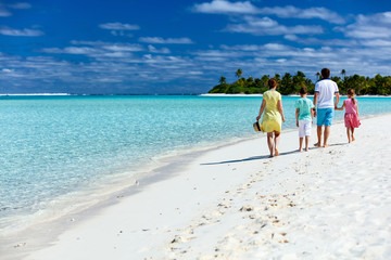 Sticker - Family on a tropical beach vacation