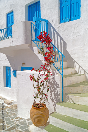 Fototapeta na wymiar Traditional architecture of Oia village on Santorini island, Gre