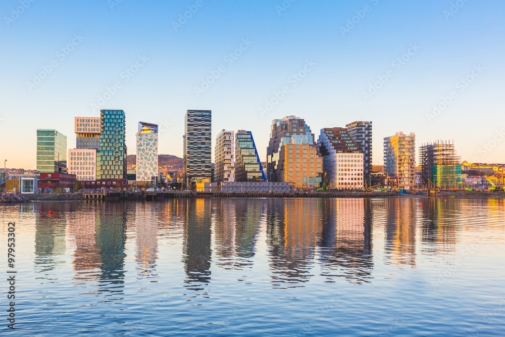 Modern buildings in Oslo with their reflection into the water - obrazy, fototapety, plakaty 