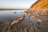 Fototapeta Morze - Kamienista plaża pod klifem w Wolińskim Parku Narodowym