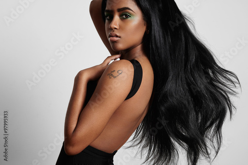 Poster Schönheit schwarze Frau von der Seite mit einem wehenden Haaren