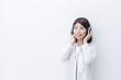 © west_photo - ヘッドフォンと女性