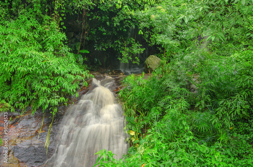 Foto Wasserfall im Dschungel bei Chiang Rai, Thailand.