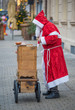 Weihnachtsmann mit Drehorgel in Innenstadt