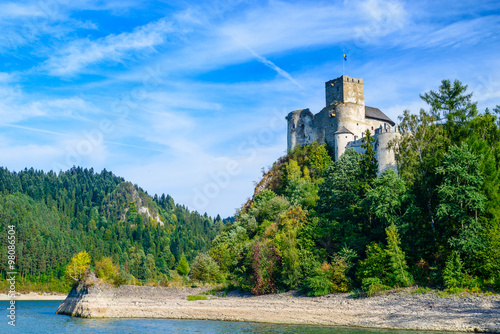 zamek-w-niedzicy-zamek-dunajec-w-pieninach-w-jasny-letni-dzien-polska
