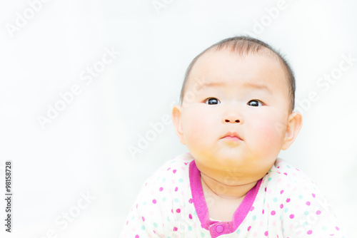 Fotografija  親を見つめる赤ちゃん