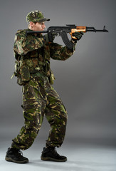 Soldier in uniform with machine gun