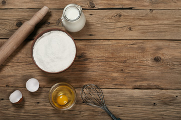 Aufkleber - Flour in a bowl with ingredients for preparing baked products