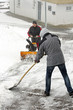 © Astrid Gast - Schneeräumen mit Schneeschaufel und Schneefräse